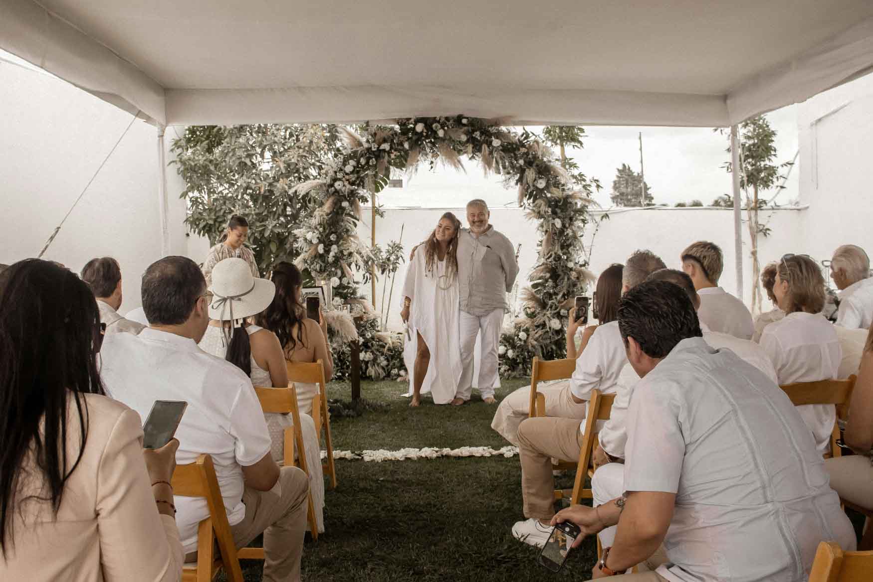 Reunión con personas vestidas de blanco.