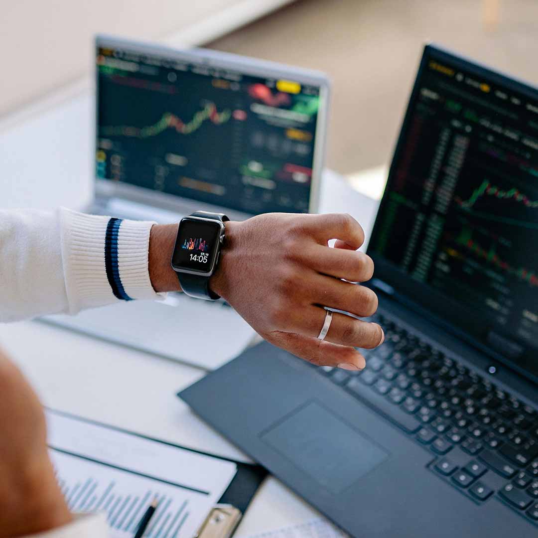 Un smartwatch puesto en una mano.