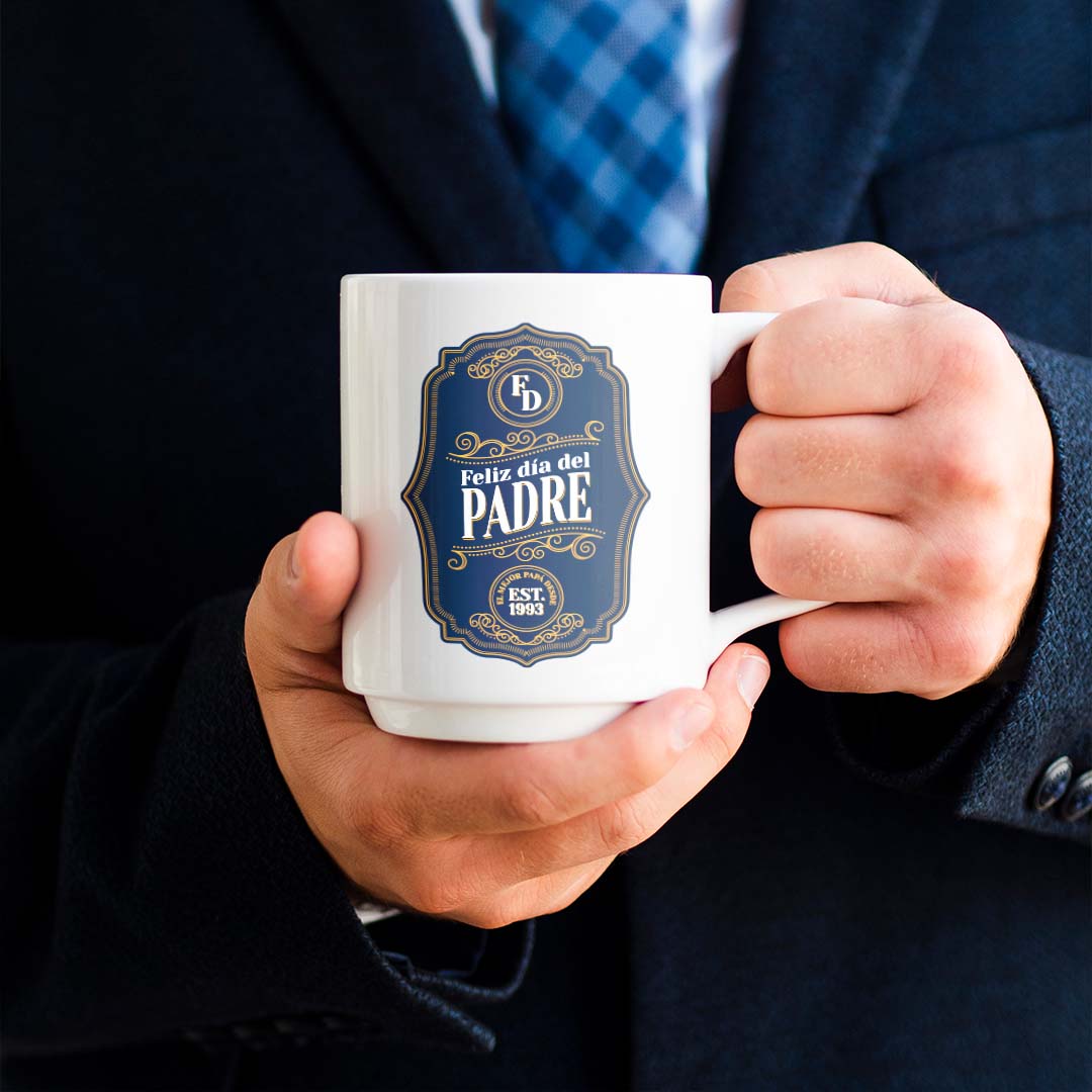 Hombre sostiene una taza del Día del Padre.