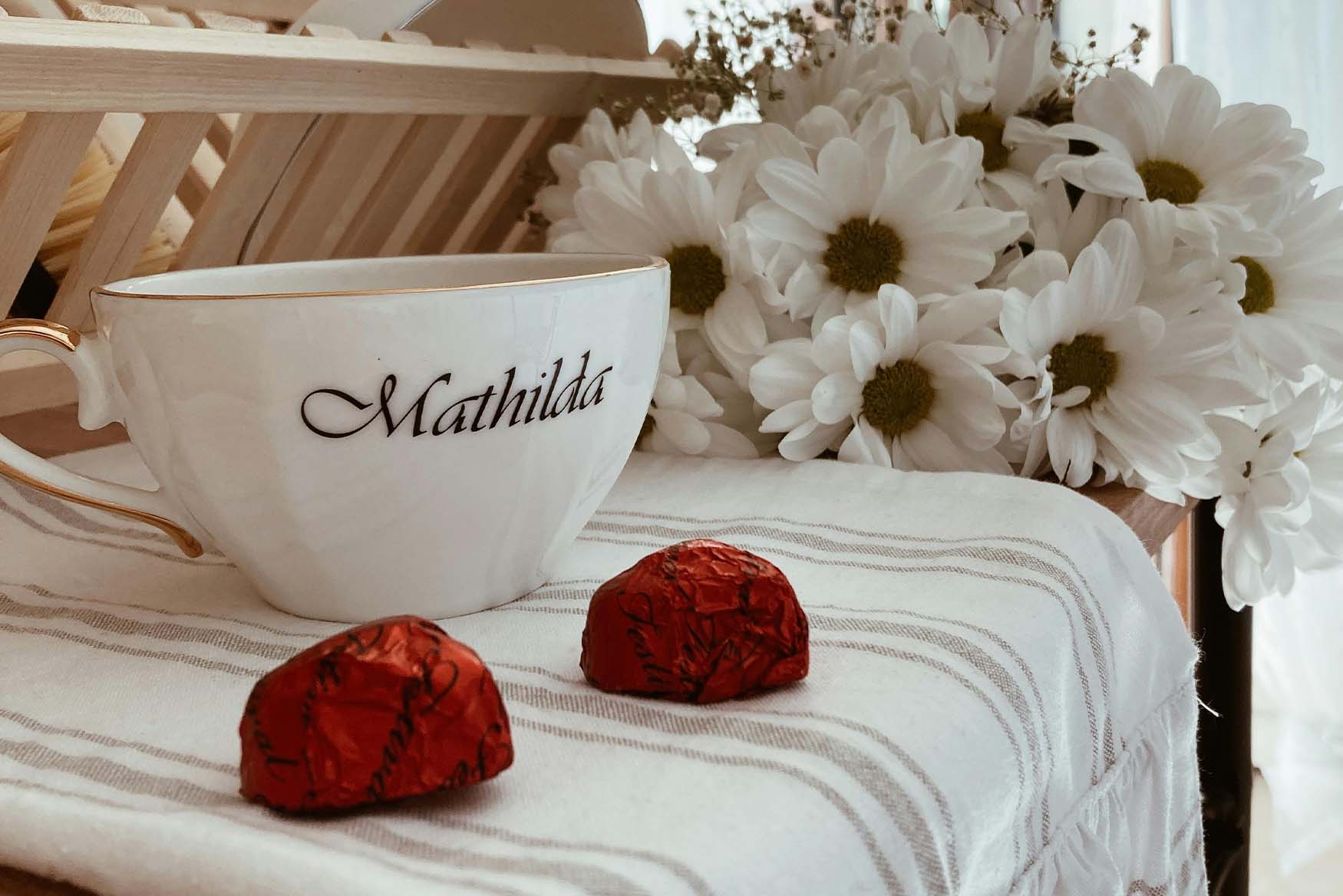 Taza grabada con nombre "Mathilda".
