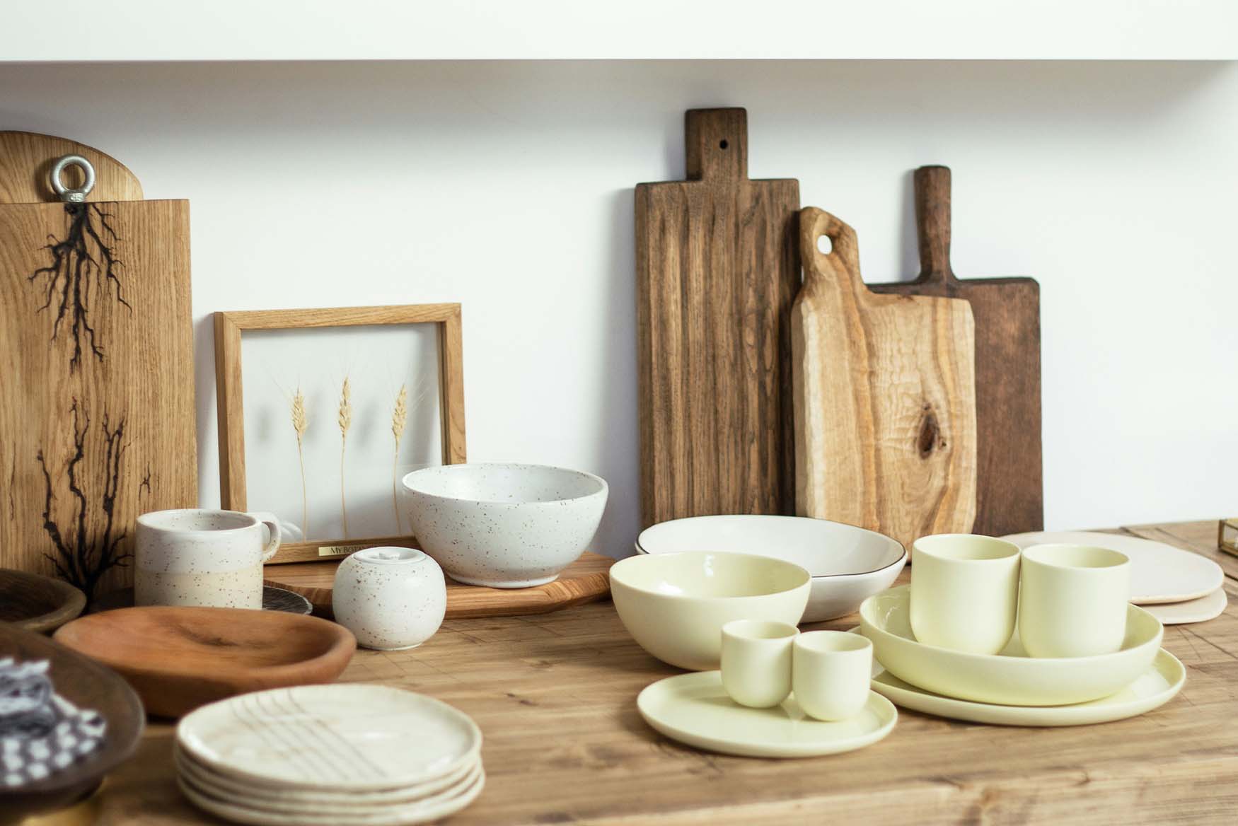 Vajilla de porcelana y artículos de madera.