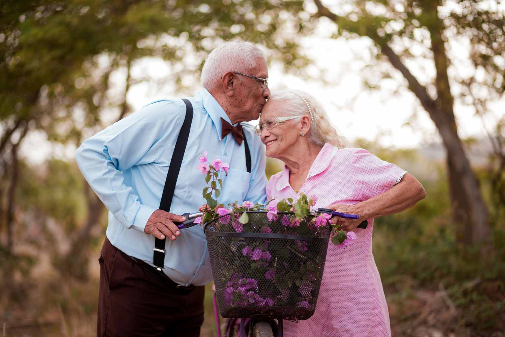 Pareja de viejitos enamorados.
