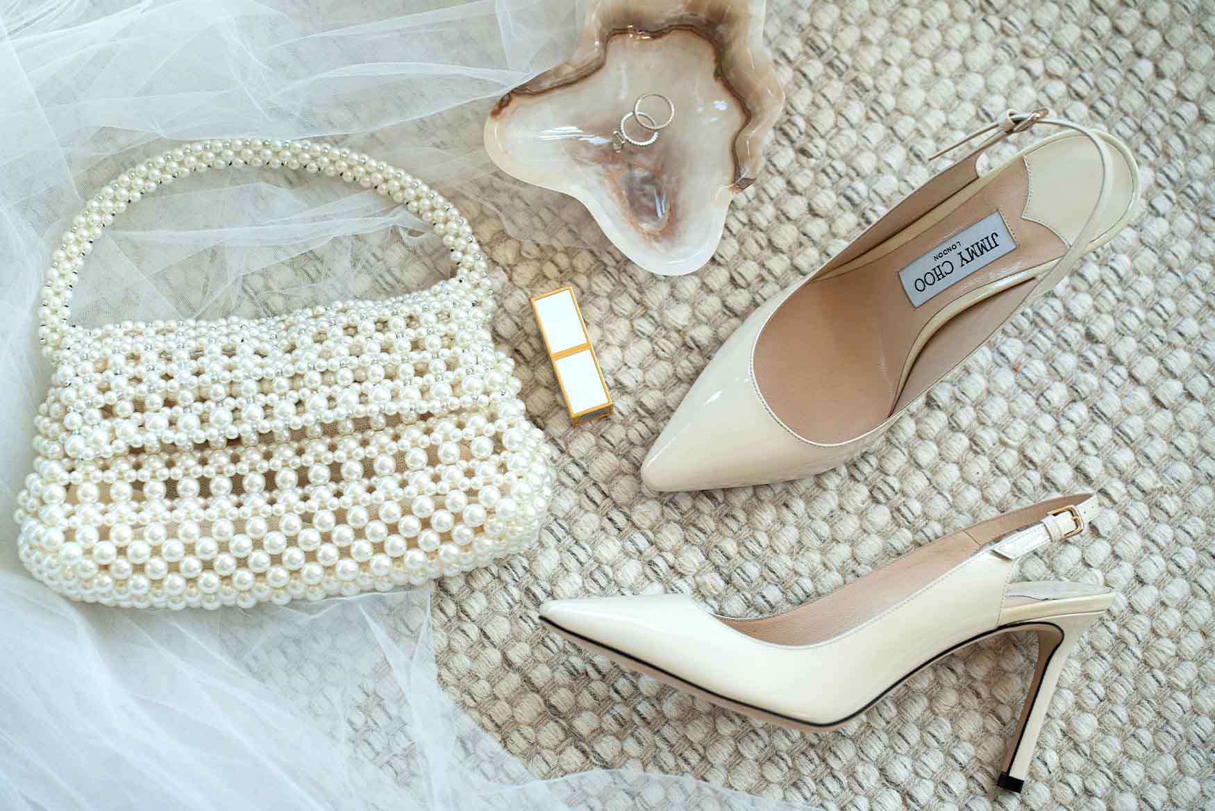 Zapatillas y bolso de perlas.