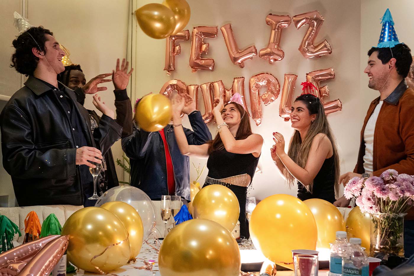 Amigos celebrando un cumpleaños (portada).