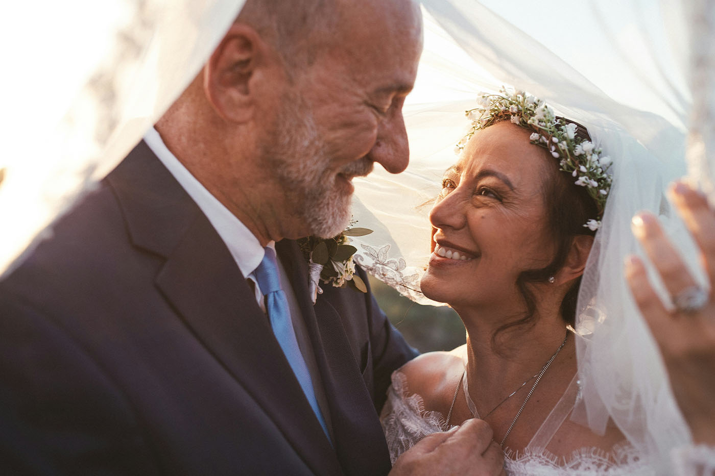 Pareja en su aniversario de bodas. Portada.