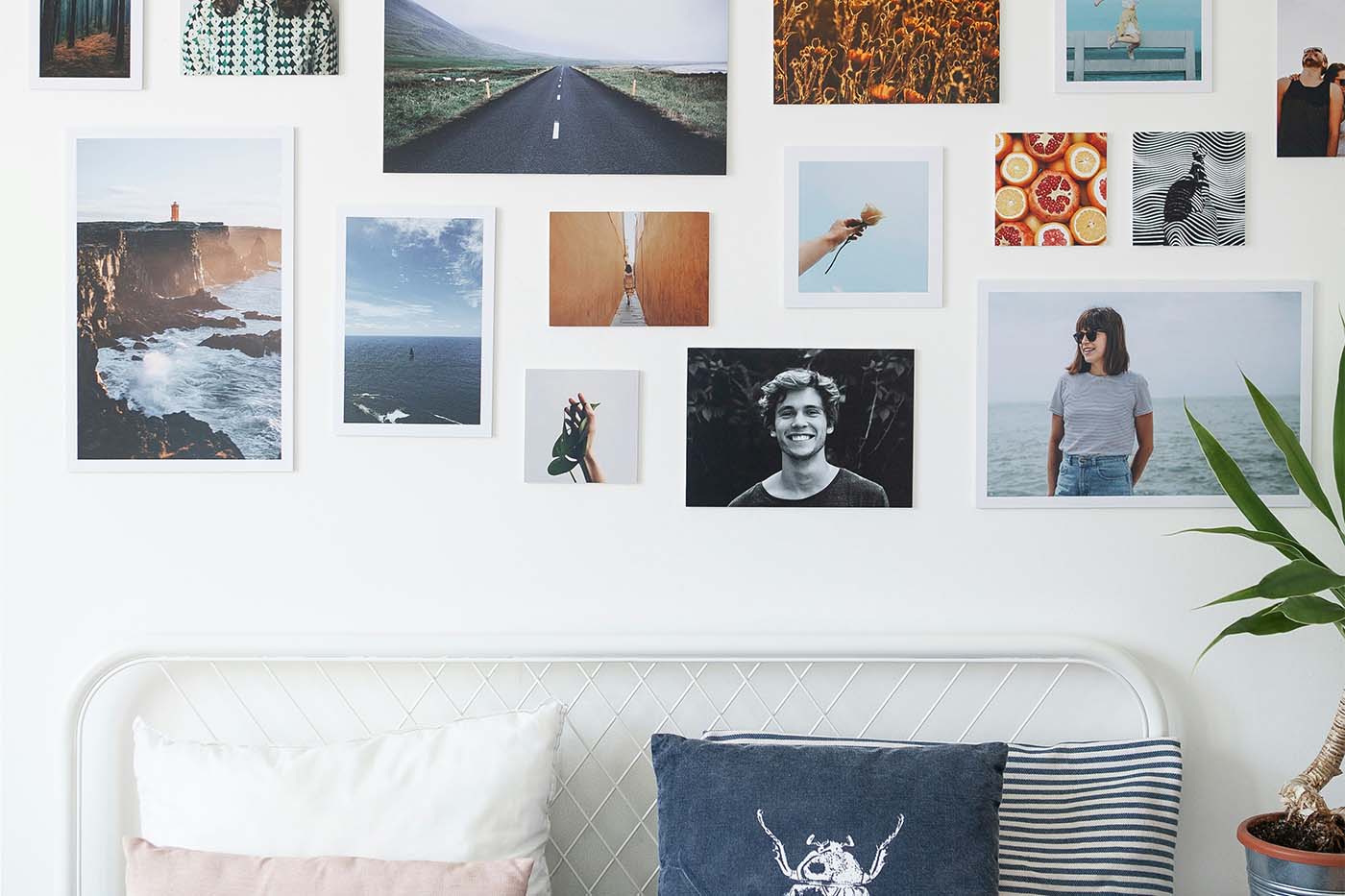 Decoración con fotos en la pared (portada).