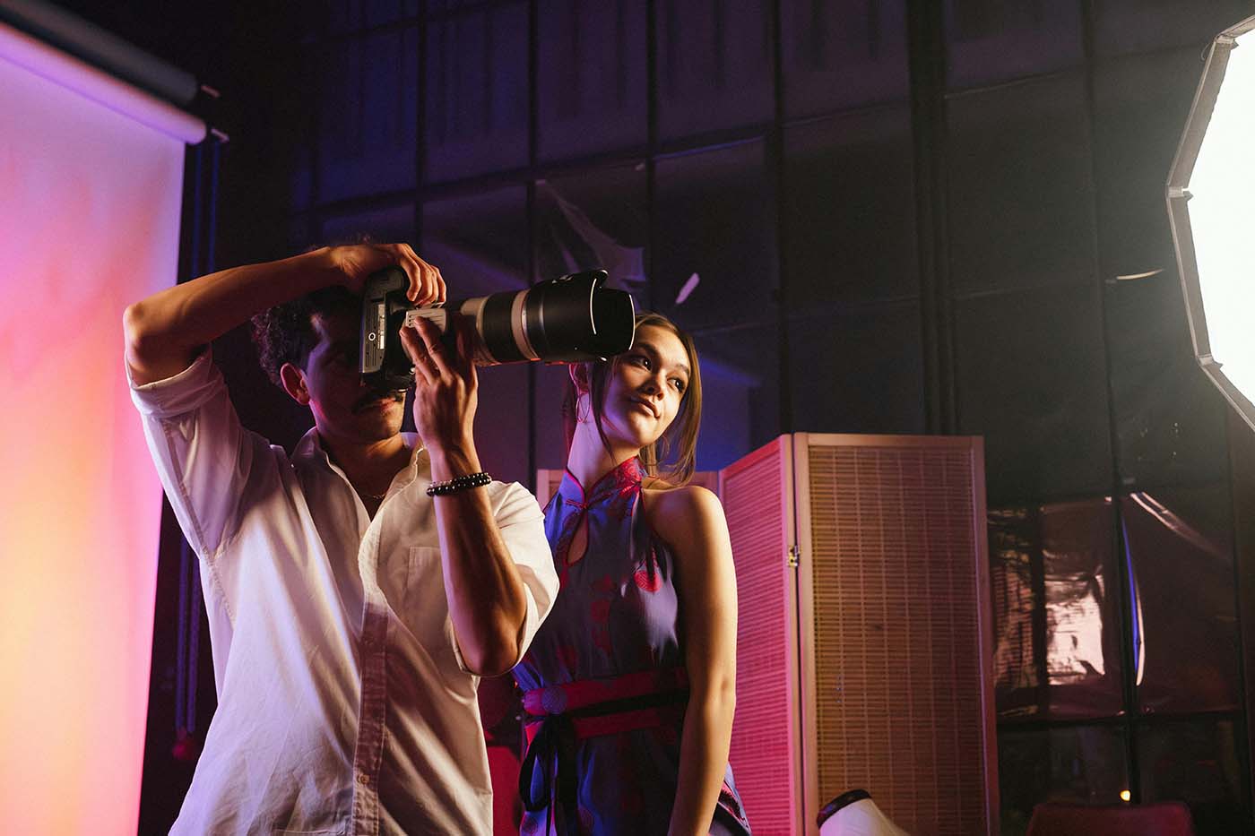 Fotógrafo profesional con cámara en un estudio (portada).
