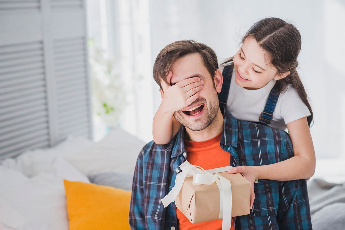 Hijo da un regalo a su papá por el Día del Padre (portada).