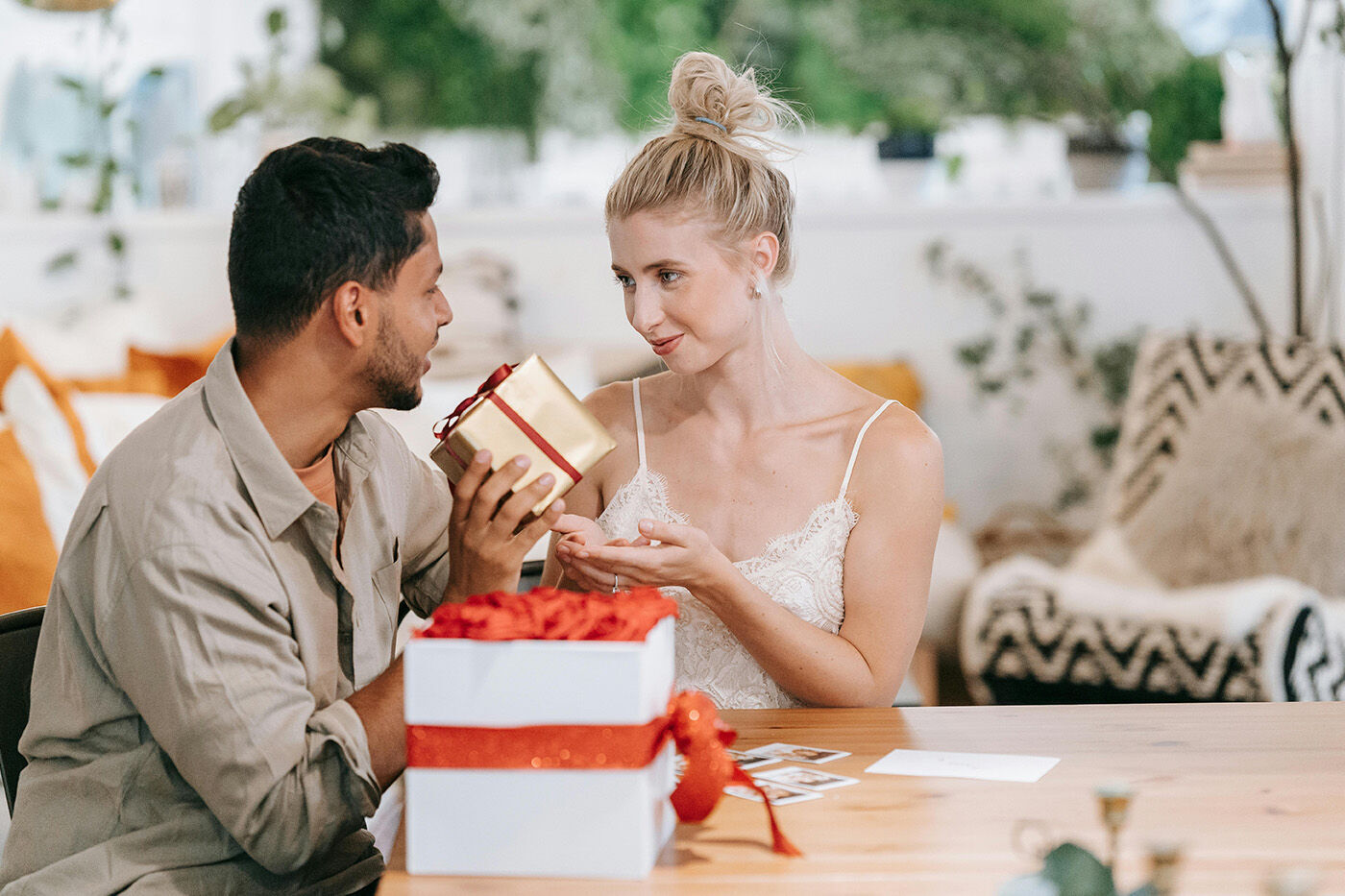 Hombre dando regalos a una mujer.