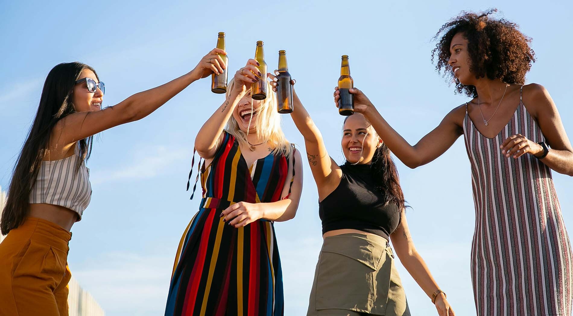 4 amigas brindando con cerveza.