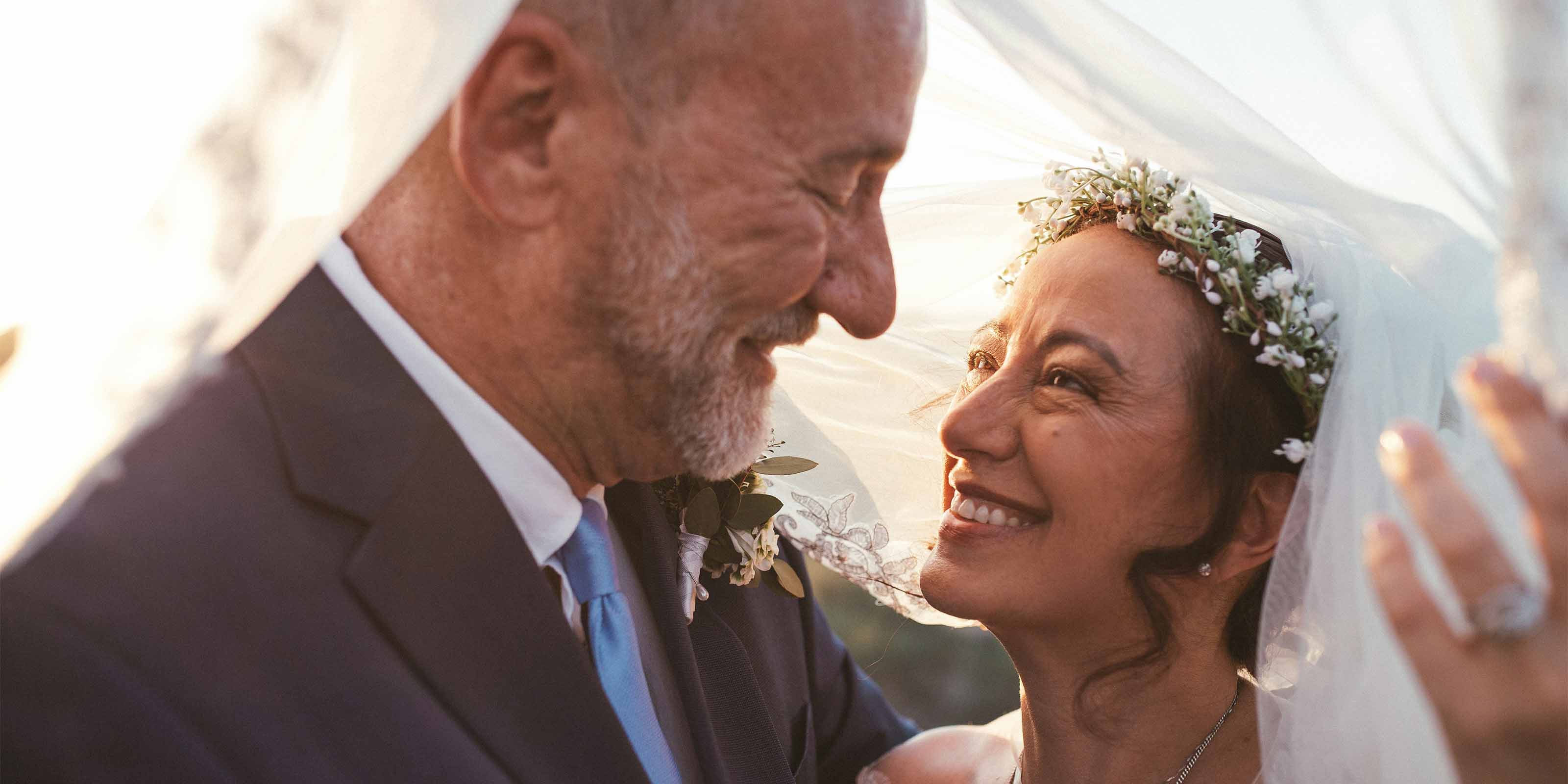 Pareja en su aniversario de bodas.