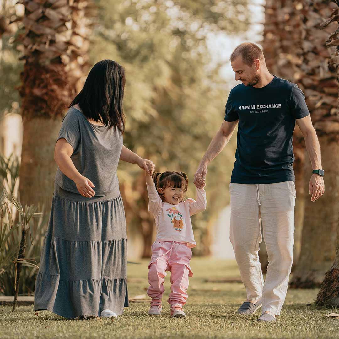 Familia caminando al aire libre.