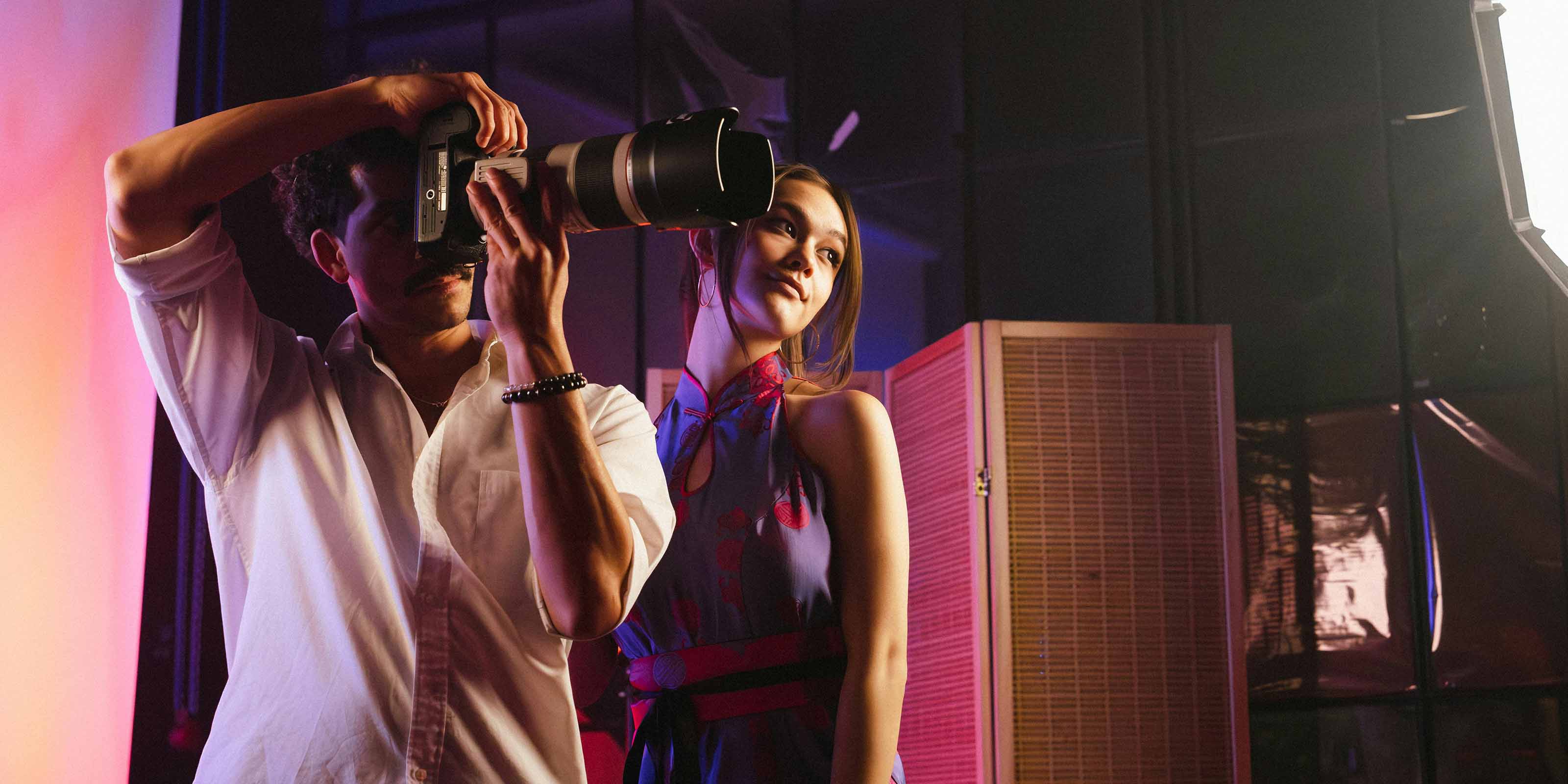 Fotógrafo profesional con cámara en un estudio.