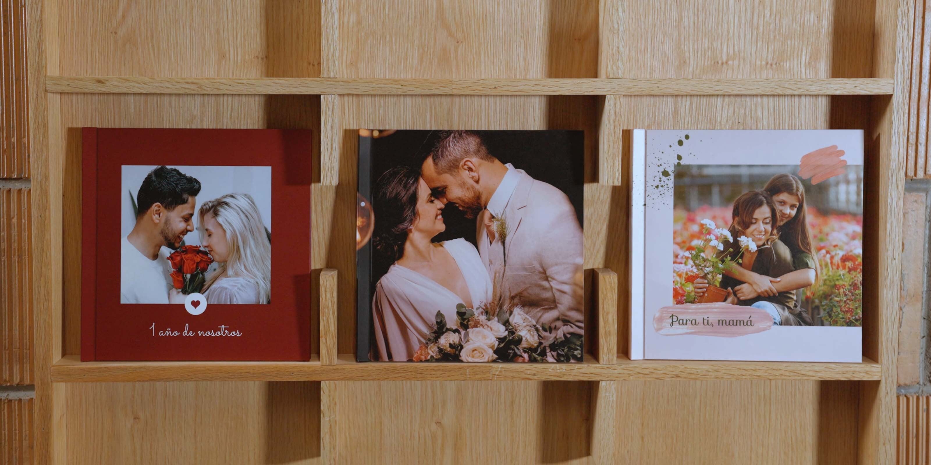 Un fotolibro de boda, de pareja y de mamá colocados en un estante (miniatura de video).