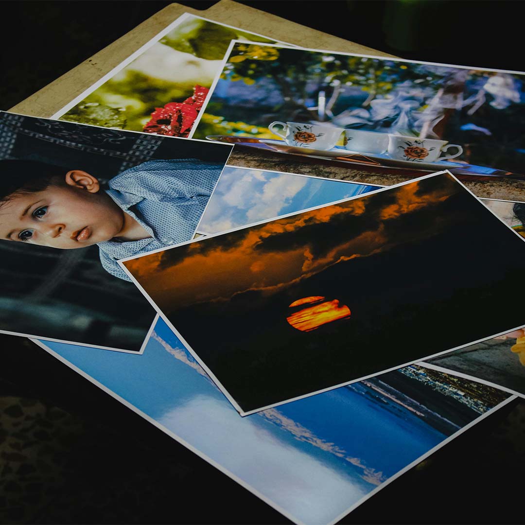 Fotos impresas sobre una mesa.