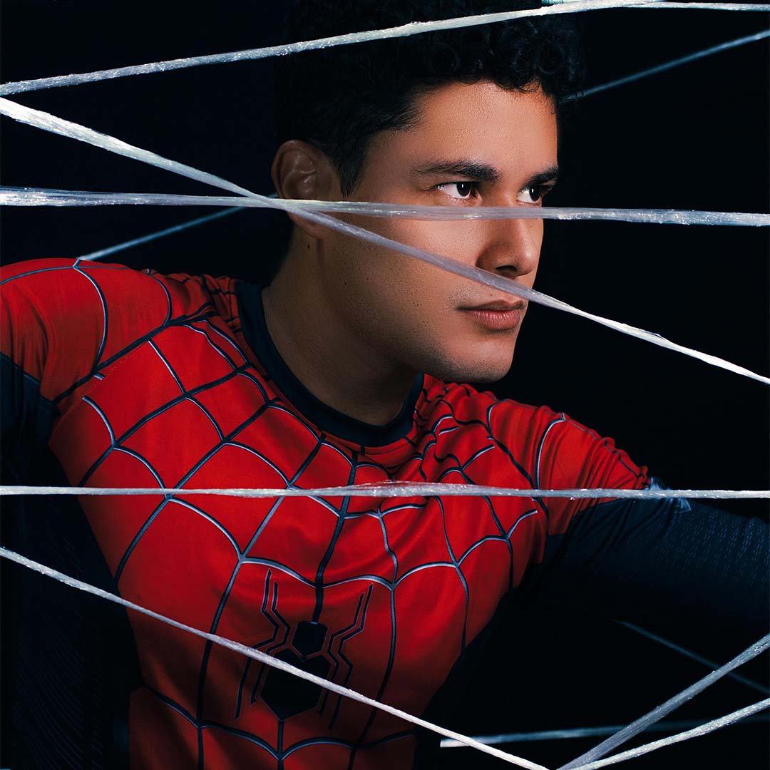 Hombre disfrazado de Spiderman.