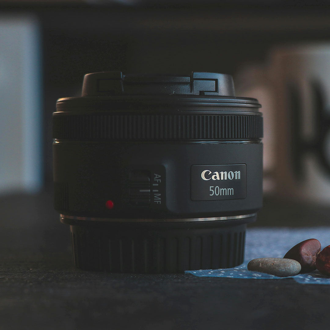 Lente Canon de 50mm para cámara fotográfica.