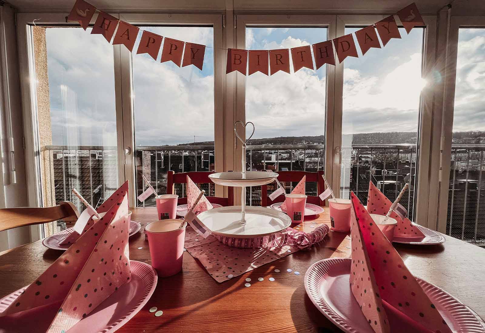 Mesa con cosas para una fiesta de cumpleaños.