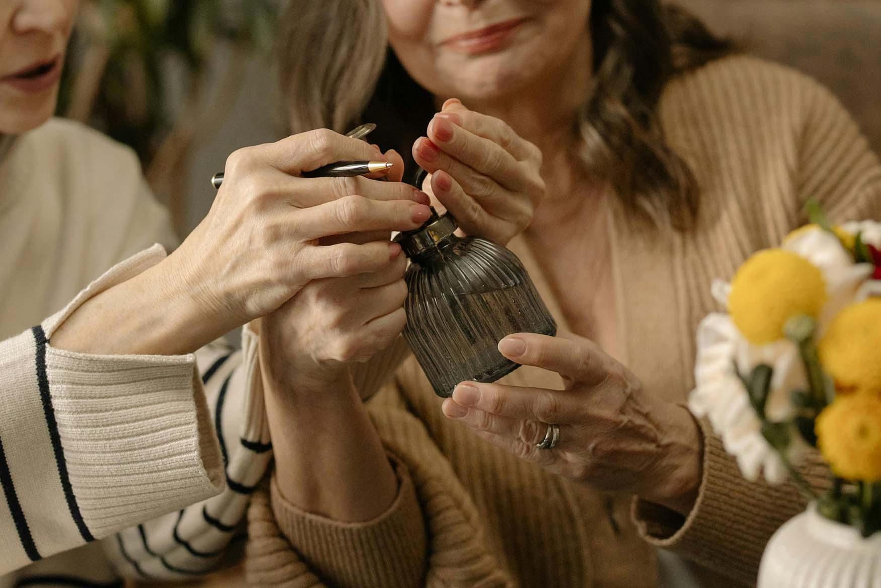 Dos mujeres comparten un perfume