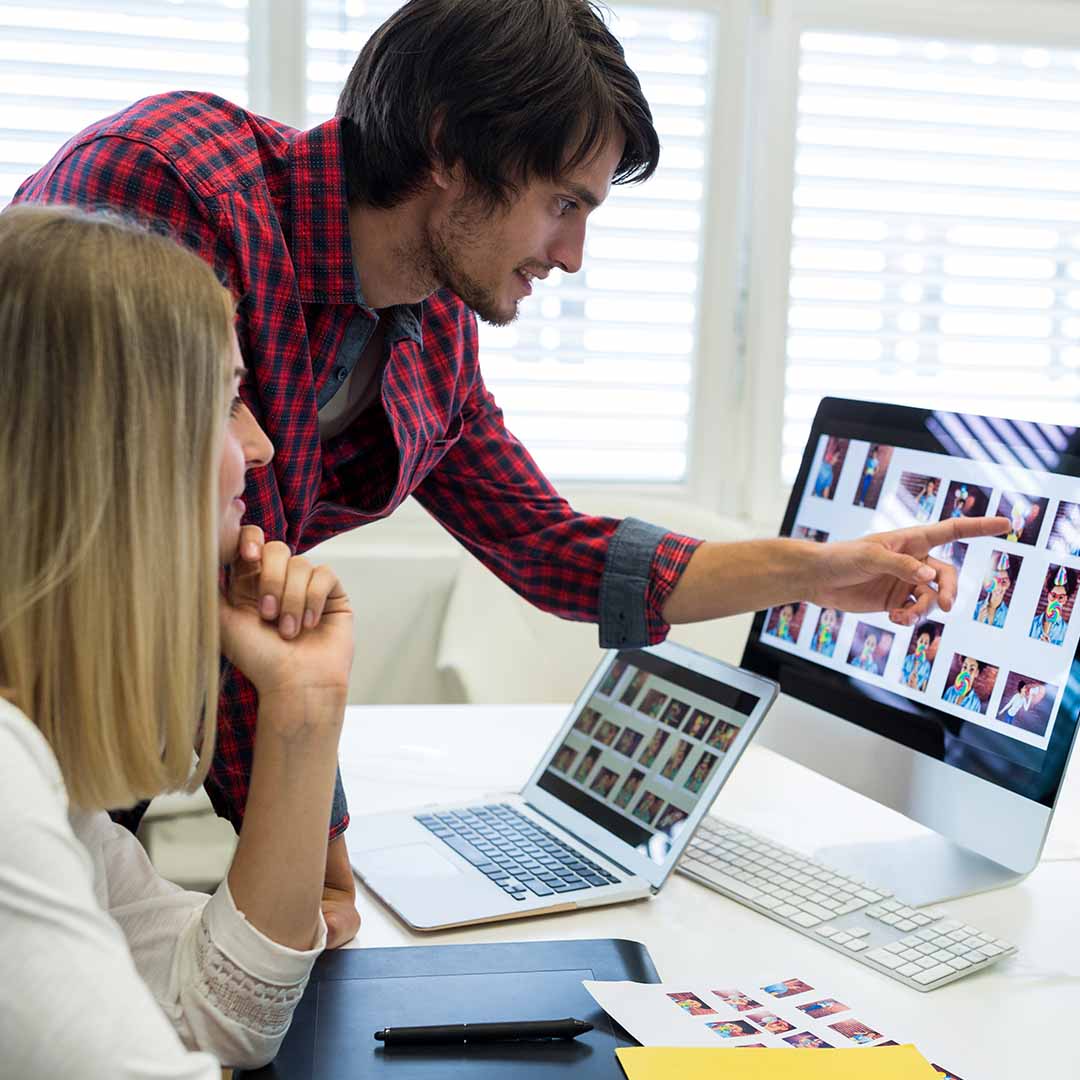 Personas viendo fotos en una computadora.
