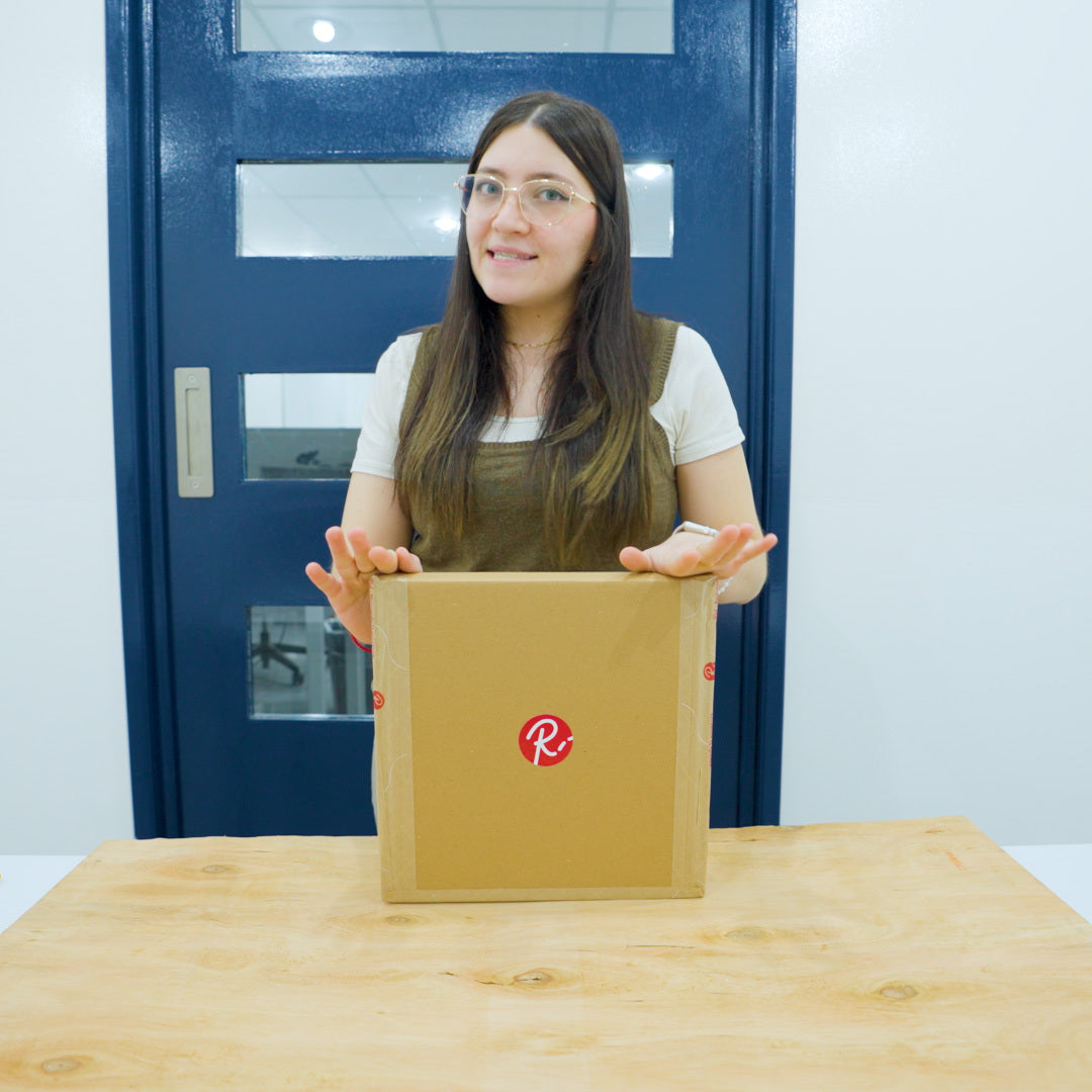 Unboxing de fotolibro Ryl, caja, sobre y envoltura de regalo.