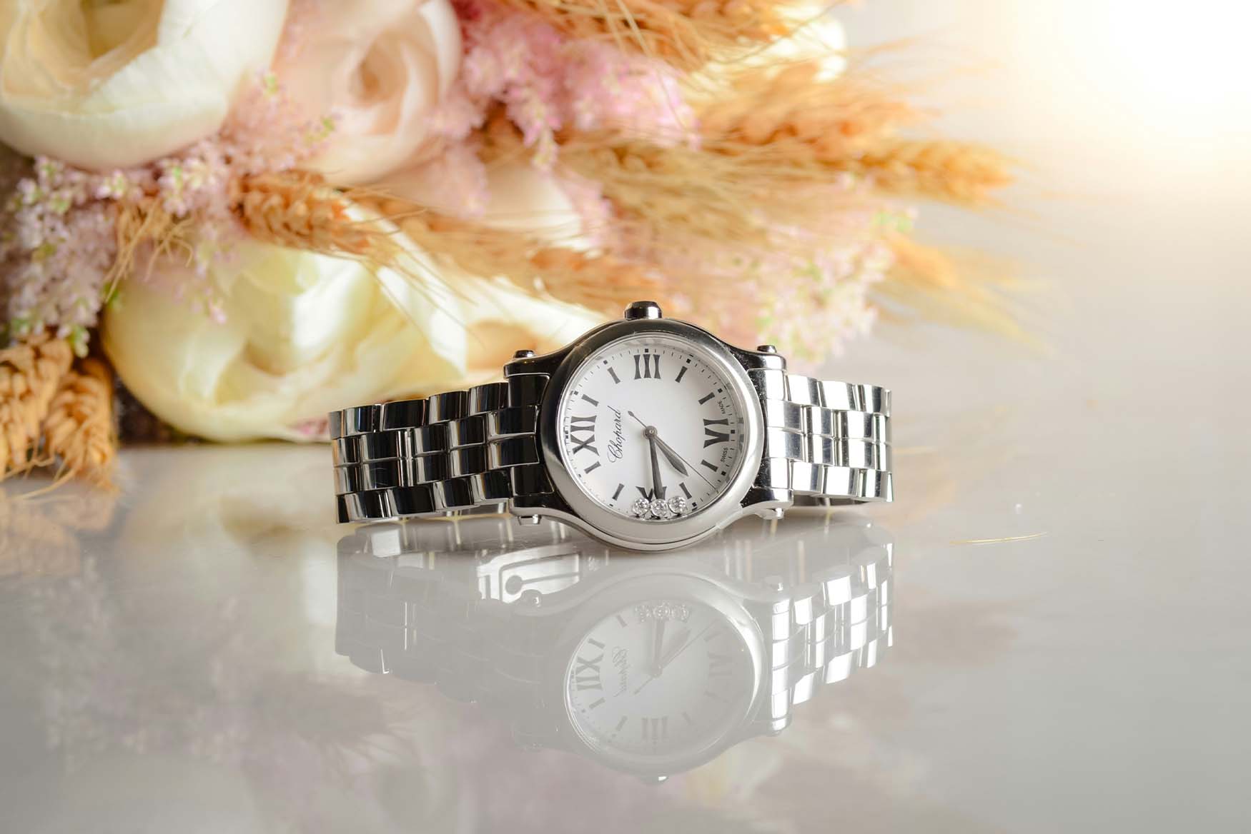 Reloj plateado de manecillas.