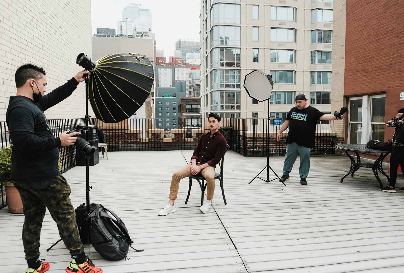 Fotógrafos y modelo en una sesión de fotos en el exterior.